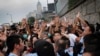在香港政府总部大门外，抗议学生在警察换班之际与警察发生推搡，在被告知他们可以重新占据人行道后，学生退让。（2014年10月2日）