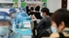北京市海淀区的医护人员正在给居民接种新冠病毒疫苗。（2021年1月8日）