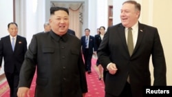 Ông Mike Pompeo trong một cuộc gặp với lãnh tụ Kim Jong Un.