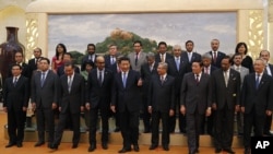 2014年10月24日中国国家主席习近平(中)在北京参加亚洲基础设施投资银行签字仪式
