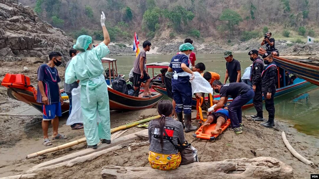 ဒဏ်ရာရ မြန်မာစစ်ပြေးဒုက္ခသည်တဦးကို ထိုင်းဆေးရုံပို့ဆောင်စဉ်