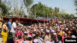 မတ်လ ၂၆ ရက်နေ့တုန်းက COVID-19 ကပ်ရောဂါကြောင့် အလုပ်လက်မဲ့ဖြစ်သွားတဲ့ အလုပ်သမားများ ဆန္ဒပြစဉ် 