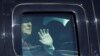 Tổng thống Trump vẫy chào khi xe của ông chạy ngang qua những người ủng hộ ở West Palm beach, bang Florida, ngày 20 tháng 1, 2021.