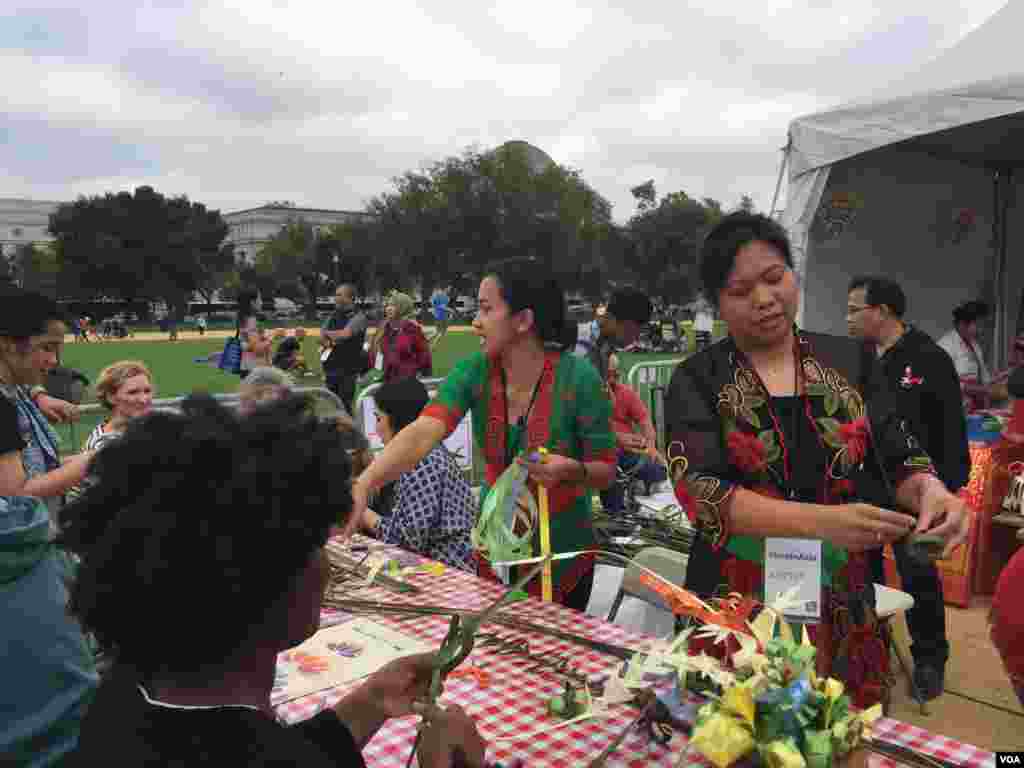 Two instructors demonstrate how to make Balinese traditional decoration for participants at the Janur Workshop, hosted by Embassy of Indonesia. (Y. Jung/VOA)