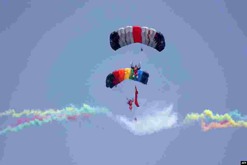 2017年4月28日，河南跳伞队在中国郑州航空展览中跳伞