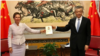 英国新驻华大使推文晒照手拿“习宝书”引质疑