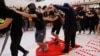 香港抗议者踩踏中国国旗。(2019年9月22日)