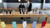 苹果公司在北京的一家零售店员工正在店内清洁消毒（2020年2月26日）