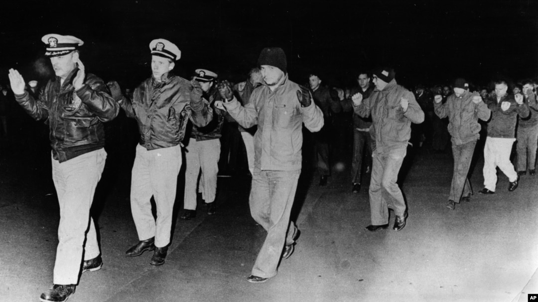지난 1968년 1월 23일 북한에 납치된 미 해군 정보수집함 푸에블로호 승조원들. 당시 북한 관영매체가 공개한 사진이다.