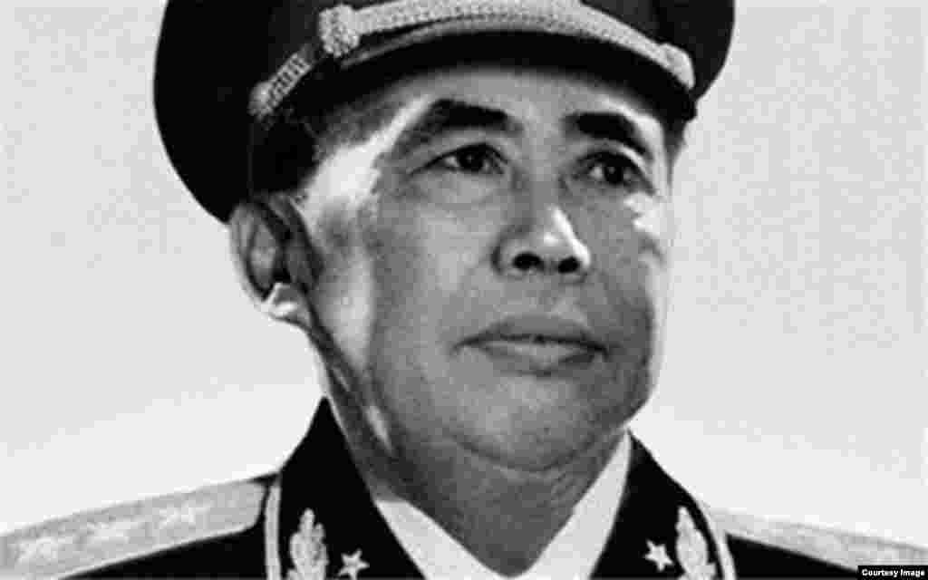 谢富治,文革时当过公安部长,1980年被定为林彪、江青反革命集团主犯。谢富治曾经向毛泽东报告黄永胜对几位将军念过上述那首诗,毛泽东闻之格外警觉, 在南巡中说:“我就不相信黄永胜就能指挥解放军,解放军就听他一个人的?有人说我是秦始皇,希望我快点死,死了他们好上台啊。”