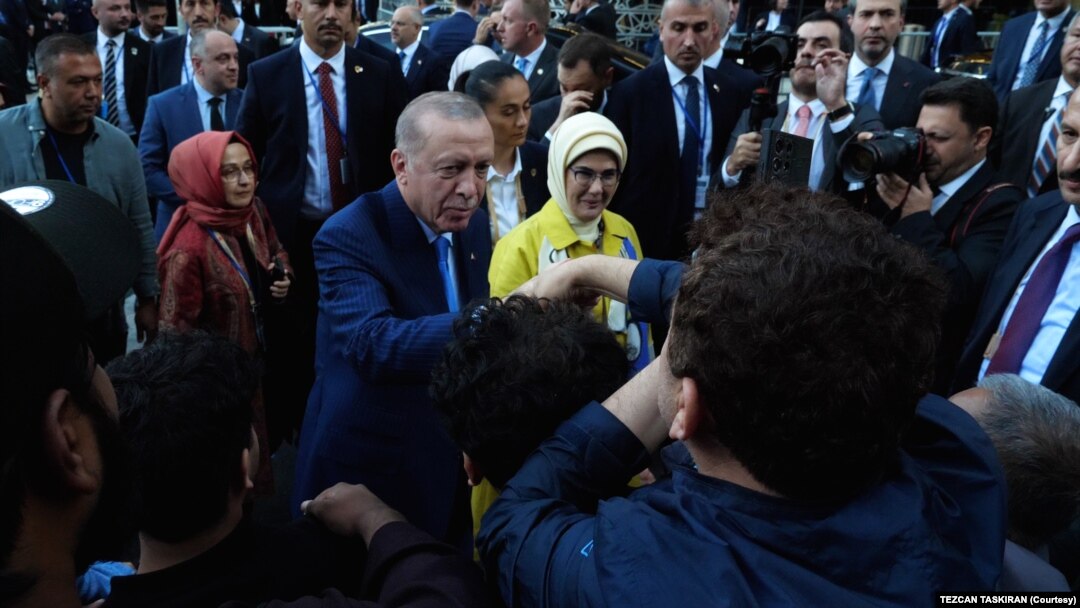 Cumhurbaşkanı Erdoğan ve beraberindeki heyet daha sonra Türkevi’ne giriş yaptı. Erdoğan, Türkevi önünde kendisini karşılayan vatandaşlarla el sıkışıp kısa bir süre sohbet etti.
