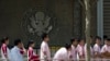 中国学生在美国驻华使馆前排队申请到美国留学的签证。 （2012年2月5日）