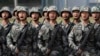 中国人民解放军驻香港部队士兵呼喊口号接受中国国家主席习近平在香港石岗营地的检阅。（2017年6月30日）