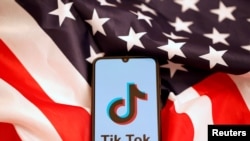 资料照： 美国国旗和手机上显示的Tiktok标识