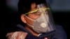 上海火車站一位戴著口罩的男子。(2020年2月12日) 