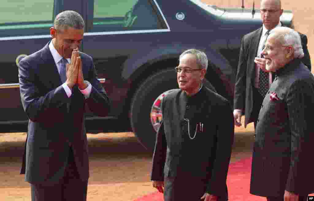 Tổng thống Mỹ Barack Obama chào kiểu truyền thống Ấn Độ bên cạnh Tổng thống Ấn Độ Pranab Mukherjee, và Thủ tướng Narendra Modi trong nghi lễ đón tiếp tại Dinh Tổng thống ở New Delhi, ngày 25/1/2015.