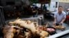 玉林狗肉节狗肉市场里的一个摊位(2018年6月21日路透社)
