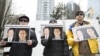 加拿大民众2019年3月6日在温哥华法院外呼吁中国释放被拘押的两名加拿大公民。（2019年3月6日）