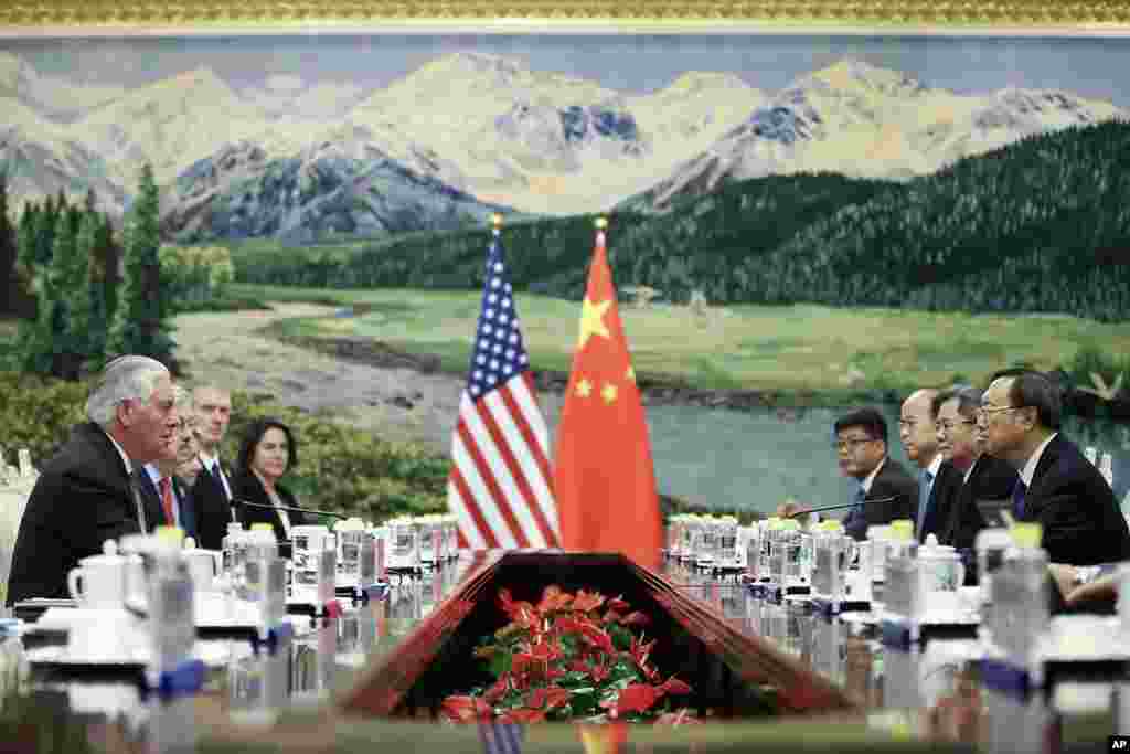 美国国务卿雷克斯蒂勒森, 美国驻华大使布兰斯塔德在北京人民大会堂与中国国务委员杨洁篪会谈(2017年9月30日)。2018年2月14日,雷克斯·蒂勒森向全球人民致以新春祝福。他的贺词全文如下:在2018年2月16日农历新年即将到来之际,我谨代表美利坚合众国政府,祝愿世界人民健康、和平与繁荣。让我们继续努力,促进更为紧密的合作,推动更多的了解并为彼此和我们的后代构建一个更加美好的世界。我们希望狗年为所有人都带来更大的成功与机遇。