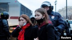 Затримання учасниць демонстрації на підтримку ув’язненого опозиціонера Олексія Навального у Санкт-Петербурзі, Росія 21 квітня 2021 р.