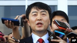 韩国左派政党统一进步党领袖李石基离开国会时对记者讲话。（2013年9月4日资料照）