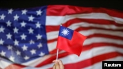 台湾旗帜与美国国旗 
