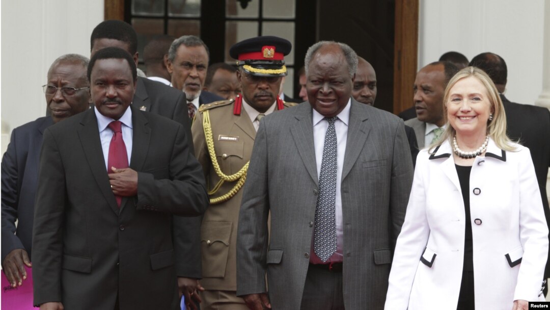 Kenya's President Mwai Kibaki (C), flanked by U.S. Secretary of State Hillary Clinton (R) and his vice president Kalonzo Musyoka (L), after a meeting at State House in Nairobi, August 4, 2012. 