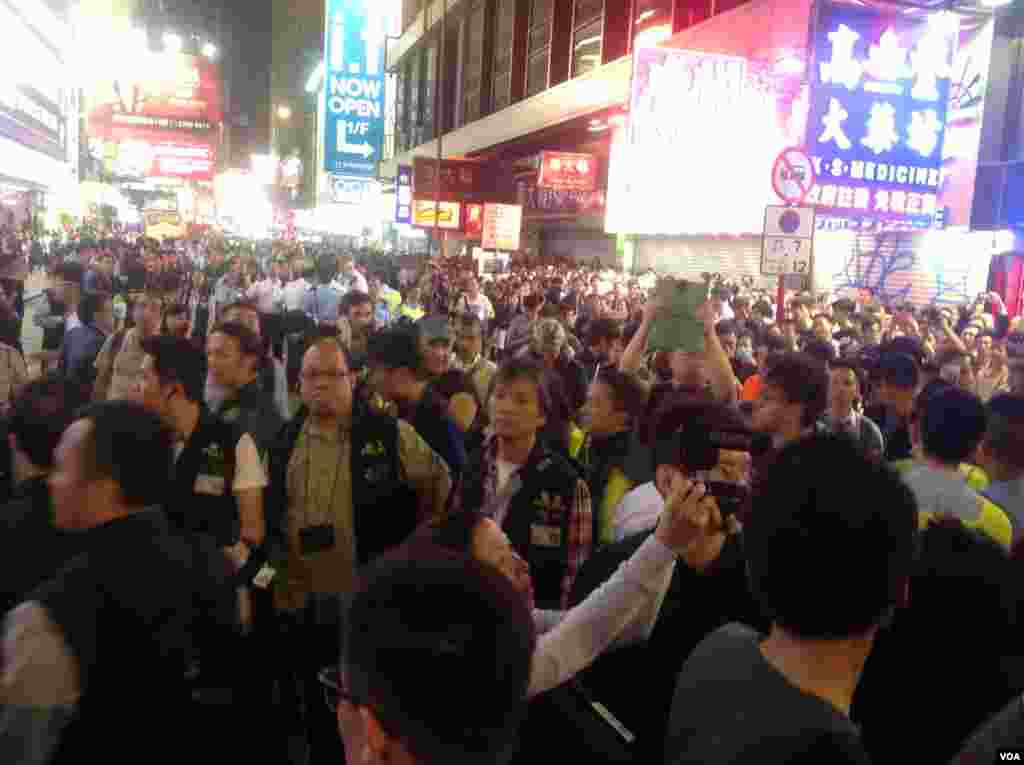 大批市民连续第二晚在旺角与警方“巷战” （美国之音海彦拍摄 ）