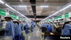 中国广东东莞的一家移动游戏控制器的车间。（资料照）