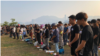 香港示威者星期天（10月27日）折纸鹤悼亡灵。