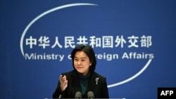 中国外交部发言人华春莹在北京的例行新闻发布会上。（2022年2月24日）