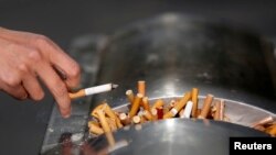 一个人在吸烟时抖落烟灰