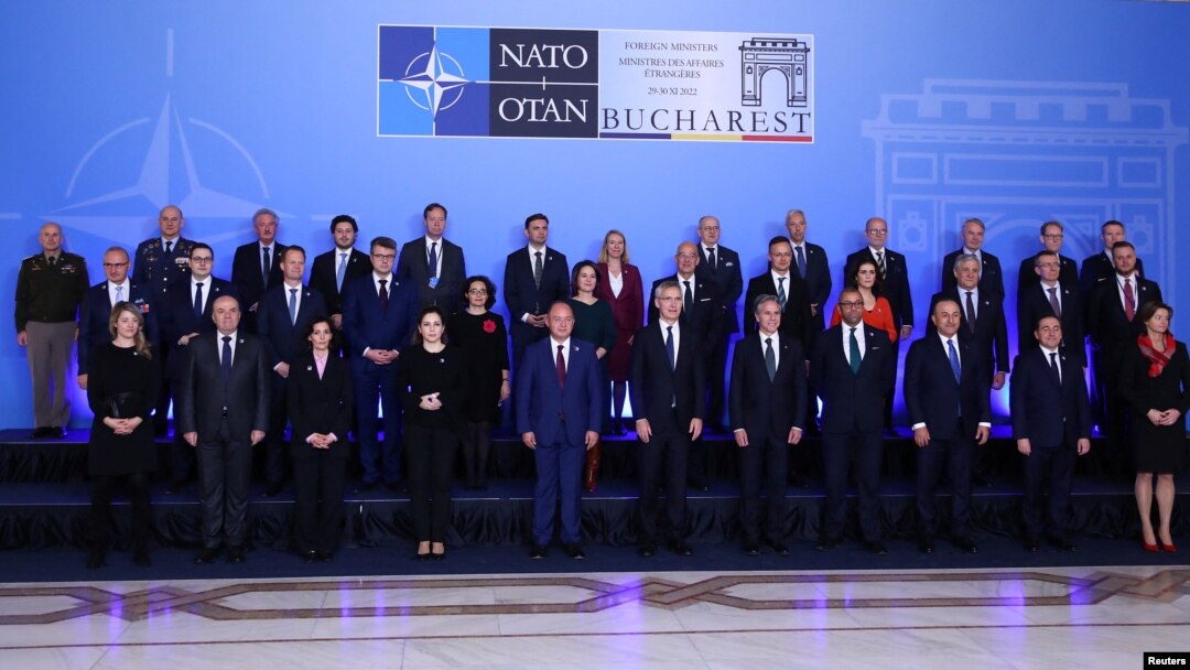 NATO- မြောက်အတ္တလန်တိတ်စာချုပ်အဖွဲ့ဝင် နိုင်ငံခြားရေးဝန်ကြီးတွေ ရိုမေးနီးယားနိုင်ငံ၊ Bucharest မြို့မှာတွေ့ဆုံပြီး ယူကရိန်းအရေး ဆွေးနွေးကြစဉ်။ (နိုဝင်ဘာ ၂၉ ၊ ၂၀၂၂)