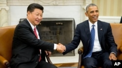 美国总统奥巴马和中国主席习近平在白宫椭圆形办公室握手（2015年9月25日）