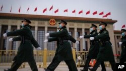 资料照:2024年3月4日,星期一,在北京举行的全国人民代表大会筹备会议上,中国士兵列队经过人民大会堂。(美联社)