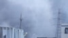 天津爆炸事故现场，核心爆炸区周围多座居民楼窗户被震碎，高速公路桥梁受损，多辆大货车被炸翻，小汽车起火或被砸，多名当地居民仍逗留在事故现场。（美国之音记者东方拍摄）