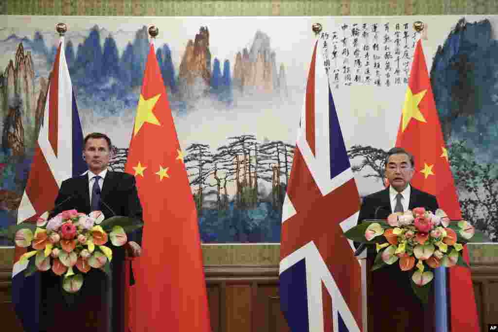中国外交部长王毅与英国外交大臣杰里米·亨特于2018年7月30日在北京钓鱼台国宾馆举行联合记者招待会。王毅表示,中国在与美国就贸易摩擦的对话上依旧大门敞开,中国不希望打贸易战。评论人士胡平认为,这说明中国发现,想离间美国与欧盟不可能,它也担心美欧日结成一体,架空世贸组织,所以表示愿意与美国重新谈判。
