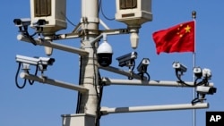 中国北京天安门广场路灯柱上安装的监控摄像头。（2019年3月15日）