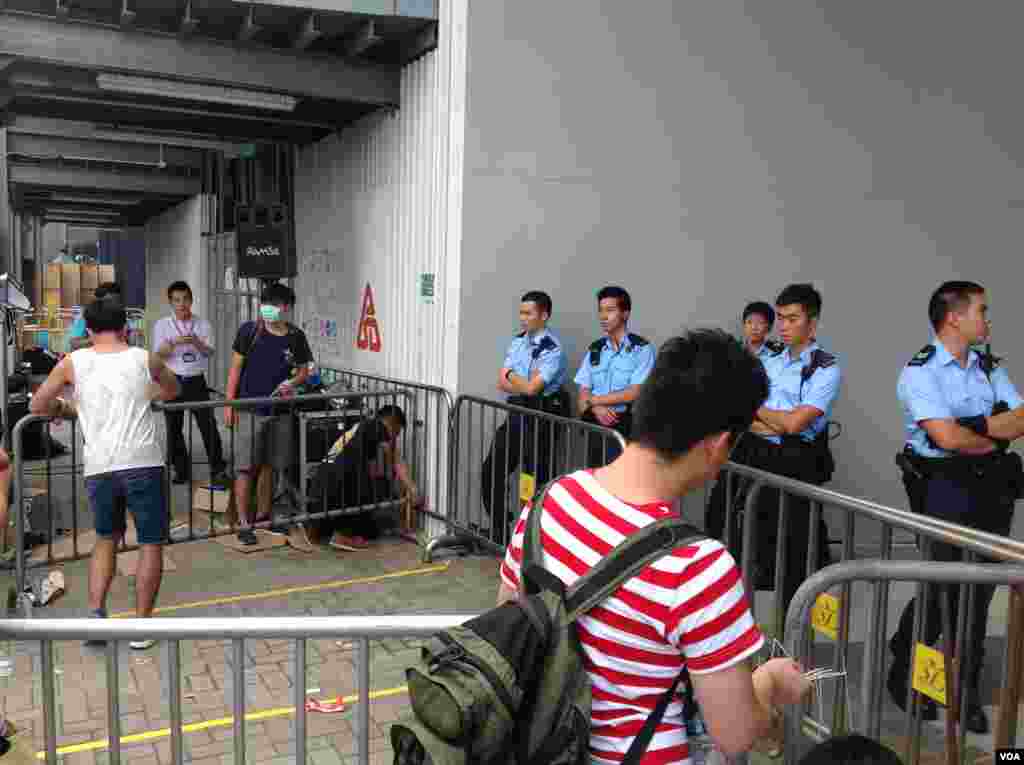 数千香港市民云集政府总部声援被困公民广场学生(美国之音图片/海彦拍摄)