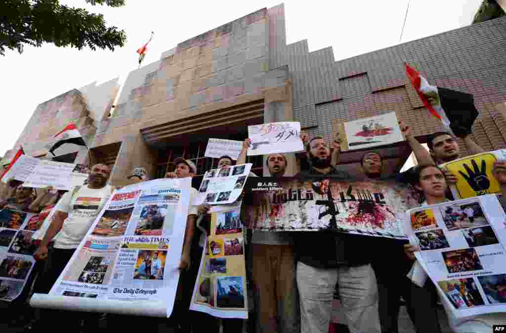 日本的埃及侨民和他们的支持者8月18日在东京的埃及大使馆前集会,抗议埃及警方和军方镇压示威者。