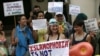 2016年8月25日，英国伦敦的抗议者在法国大使馆外抗议法国对布基尼的禁令。