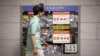 2017年8月11日，韩国首尔地铁站的一处紧急救援物资出储存处。