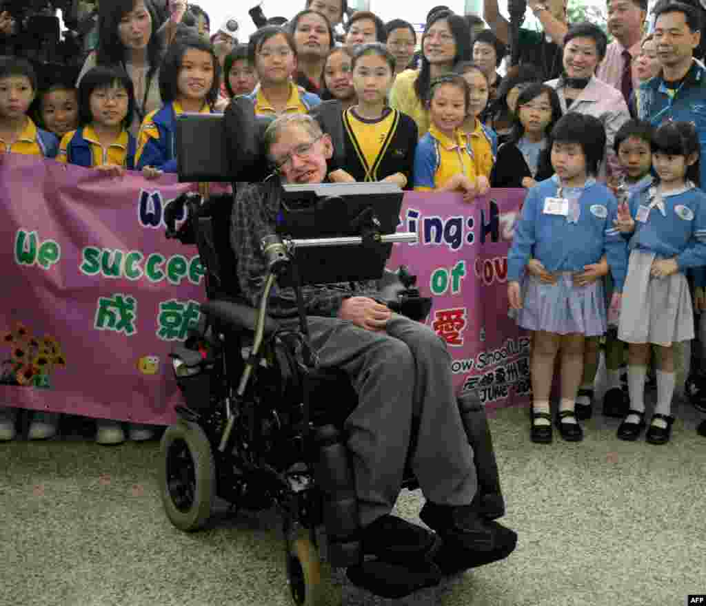 2006年6月12日，英国理论物理学家，数学家史蒂芬霍金抵达香港国际机场。2016年中国高考前夕，霍金的新浪官方微博账号用中、英文祝福说：&ldquo;你们中的许多人即将参加2016年高考，我在这里祝愿你们，新一代的科学人才，金榜题名。这是你们勤学不辍的顶峰，也标志着你们美好未来的开始&rdquo;。&ldquo;在我成长的过程中，我的父母一直很重视教育。我很庆幸这一路来学习给我带来的无数的机会。无论你励志成为一名医生、老师、科学家、音乐人、工程师或是作家&mdash;&mdash;请勇往直前地追逐你的梦想。你们是下一代的大思想家和意见领袖；未来将因你们而生。&rdquo; 霍金的祝福引起很大积极反响。