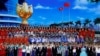 在维多利亚港的香港会展中心举行的庆祝香港主权移交中国20周年的文艺晚会上，中国最高领导人习近平以及香港特首梁振英和当选特首林郑月娥等人和演员们一起歌唱（2017年6月30日）。