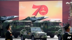 资料照片：中国在国庆阅兵中展示的东风-17型巡航导弹（2019年10月1日）