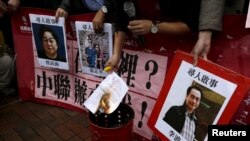 香港示威者在中联办外面要求调查铜锣湾书店职工和店主失踪案。