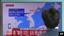 韩国首尔一名男士在火车站收看关于朝鲜可能进行核试爆的电视新闻