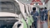 中国吉利慈溪基地的工人组装汽车。（资料照） 