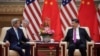美国国务卿克里在第八轮美中经济与战略对话结束时与中国国家主席习近平交谈。（2016年6月7日）