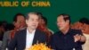 柬埔寨首相洪森（右）与中国驻柬埔寨大使熊波在金边的一个中国资助的天桥开工典礼上。（2018年7月2日）